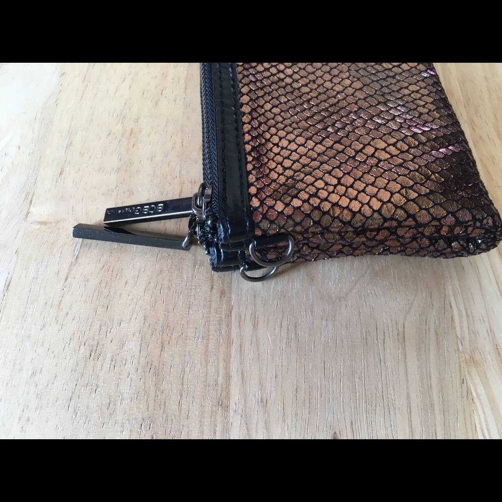CLEARANCE!💋FINAL PRICE 🎉 BCBGENERATION wristlet - Picture 7 of 8